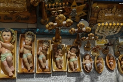 Handwerkskunst zeigt sich beim Schnitzen der Krippenfiguren aus Olivenholz. Immer häufiger werden jedoch Plastikfiguren aus Fernost bevorzugt und in den ganzen Souveniershops rund um die Geburtskirche angeboten.